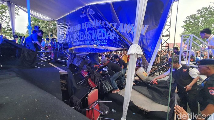 Panggung acara Anies di Pekanbaru ambruk (Raja Aldi Siregar/detikSumut)