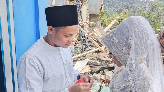 Muhammad Ridwan dan Nida Khofia Syukur gelar pernikahan di tengah suasana bencana.