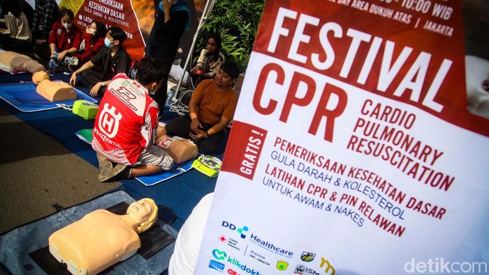 Perhimpunan Dokter Emergensi Indonesia (PDEI) mengadakan pelatihan cardiopulmonary resuscitation (CPR) di CFD Jakarta. Tujuannya untuk edukasi warga soal pertolongan pertama henti jantung.