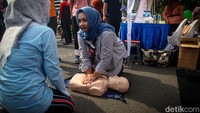 Pengunjung CFD juga bisa mempraktekkan teknik CPR yang dipandu tenaga medis. 
