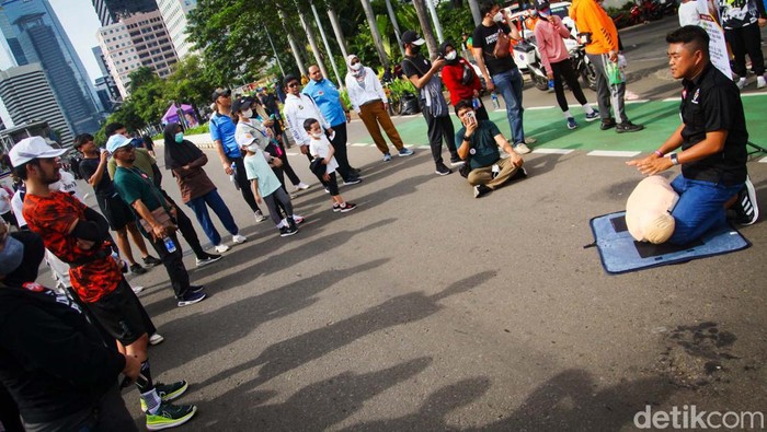 Perhimpunan Dokter Emergensi Indonesia (PDEI) mengadakan pelatihan cardiopulmonary resuscitation (CPR) di CFD Jakarta. Tujuannya untuk edukasi warga soal pertolongan pertama henti jantung.