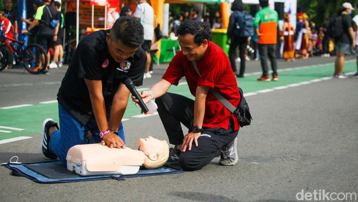 Pelatihan CPR Henti Jantung Perhimpunan Dokter Emergensi Indonesia (PDEI) mengadakan pelatihan cardiopulmonary resuscitation (CPR) di CFD Jakarta. Tujuannya untuk edukasi warga soal pertolongan pertama henti jantung.