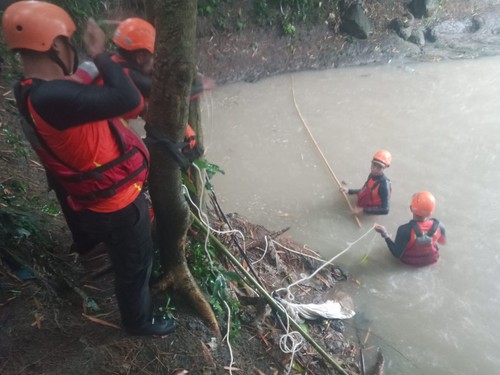Pencarian korban hilang di Sungai Kuripan, Lombok Barat. Foto: IST