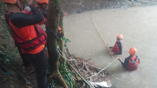 Pencarian korban hilang di Sungai Kuripan, Lombok Barat. Foto: IST