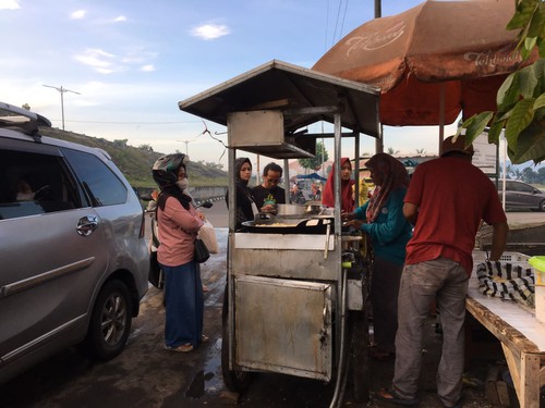 Pisang goreng terowongan di perbatasan antara Lombok Barat dan Kota Mataram laris manis saat sore, Minggu (4/12/2022). (Foto: Ahmad Viqi/detikBali)