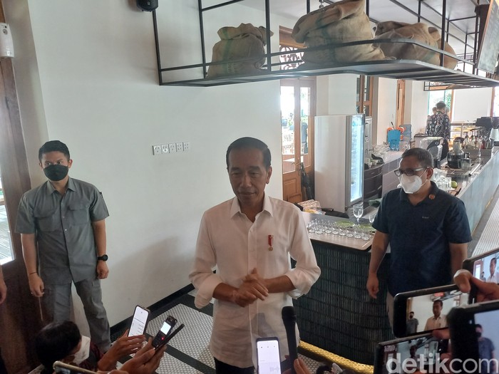 Presiden Jokowi di restoran Soga Danar Hadi, Solo, Minggu (4/12/2022).