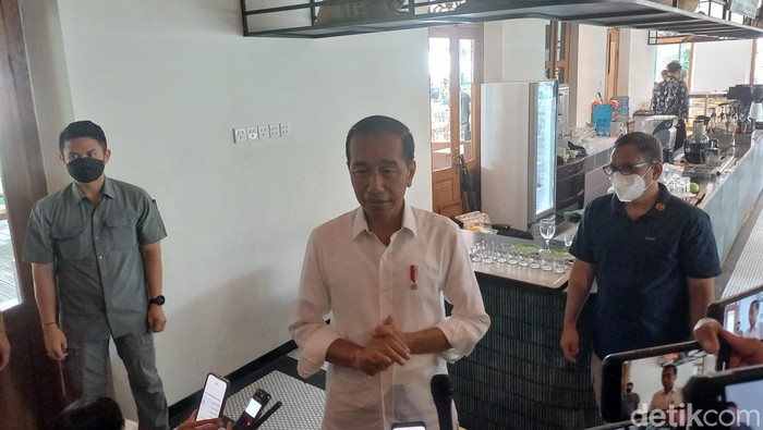Presiden Jokowi di restoran Soga Danar Hadi, Solo, Minggu (4/12/2022).