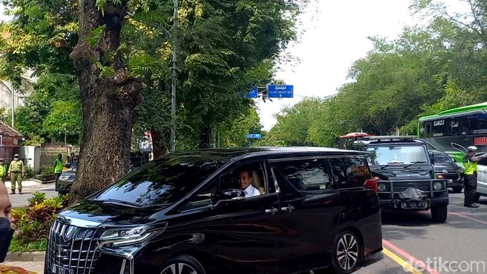 Presiden Jokowi tiba di restoran Soga Solo, Minggu (4/12/2022).