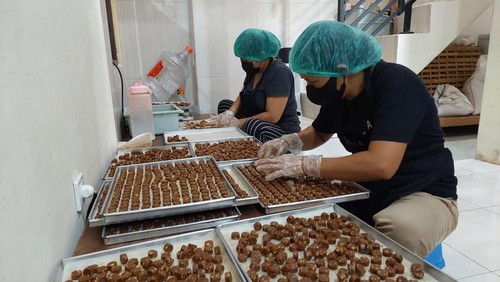 Proses pembuatan cookies tempe di Jalan Raya Angantaka-Kutri, Desa Angantaka, Kecamatan Abiansemal, Badung. Foto: Nuranda Indrajaya