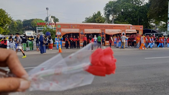 ratusan pelajar pamekasan peringati hari aids sedunia