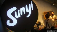 Di sini, pengunjung bisa melihat booth seperti Pasar Barang Mantan yang menjual barang peninggalan mantan kekasih. Pengunjung juga bisa belajar bahasa isyarat bersama teman tunarungu dari Sunyi Coffee. 