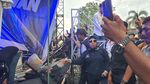 Banyak Relawan Naik untuk Salaman, Panggung Anies Baswedan di Riau Roboh