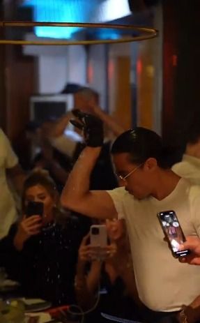 Salt Bae Sambut Timnas Brazil di Restorannya Saat Piala Dunia 2022