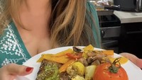 Pamer masak steak ala restoran bintang lima, hidangan beefsteak dengan sayuran panggang dan tomat buatan Sarah ini jadi bikin ngiler. Foto: Instagram @sazarita