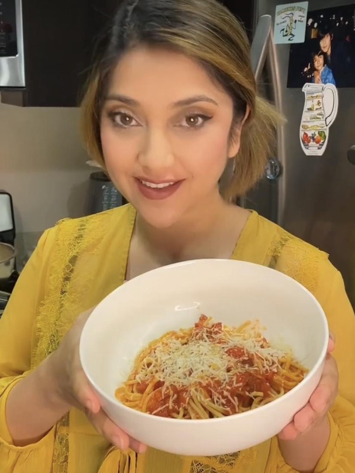 Sarah Azhari Makin Jago Masak Beefsteak hingga Banana Bread