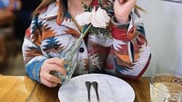 Mantap menetap di Amerika, Sarah Azhari akhirnya bisa pulang ke Indonesia setelah COVID-19. Di Instagramnya sendiri, aktris cantik ini lebih sering mengunggah masakan kreasinya di rumah. Foto: Instagram @sazarita