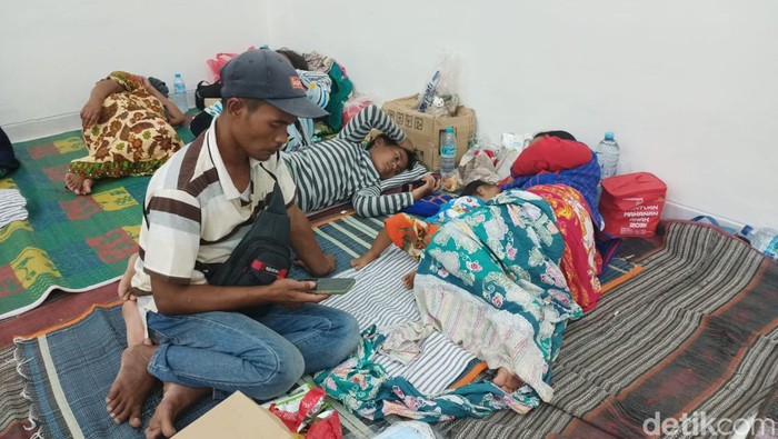 Sejumlah pengungsi Semeru di Desa Penanggal, Candipuro, Lumajang