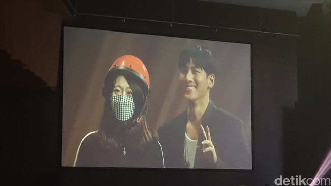 Selain mempersembahkan lagu untuk penggemar, Ji Chang Wook menunjukkan kebolehannya bermain sulap, mengajak penggemar beruntung ke atas panggung, dan membacakan surat yang menyentuh. Foto: Wanodya/detikcom