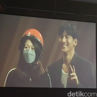 Selain mempersembahkan lagu untuk penggemar, Ji Chang Wook menunjukkan kebolehannya bermain sulap, mengajak penggemar beruntung ke atas panggung, dan membacakan surat yang menyentuh. Foto: Wanodya/detikcom