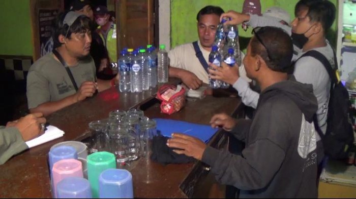 Polisi menyita arak dalam sidak tempat hiburan malam di Jembrana.