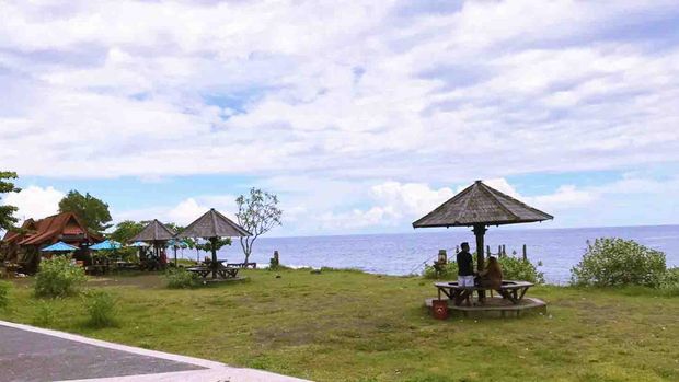 Suasana di objek wisata pantai Wates Yeh Malet yang terletak di Banjar Dinas Yeh Malet, Desa Antiga Kelod, Kecamatan Manggis, Kabupaten Karangasem (foto: I Wayan Selamat Juniasa)