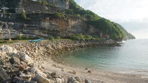 Suasana di ujung timur lokasi diduga pengurukan atau reklamasi ilegal di Pantai Melasti, Kuta Selatan, Badung, Bali.