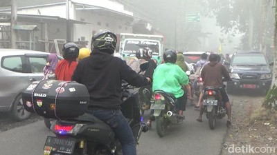 Paniknya Warga saat Semeru Luncurkan Guguran Awan Panas