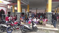 Suasana pengungsian di Balai Desa Penanggal, Candipuro, Lumajang. Mereka datang dari sejumlah desa yang juga terimbas abu vulkanik di Lumajang. (Foto: Nur Hadi Wicaksono/detikJatim)