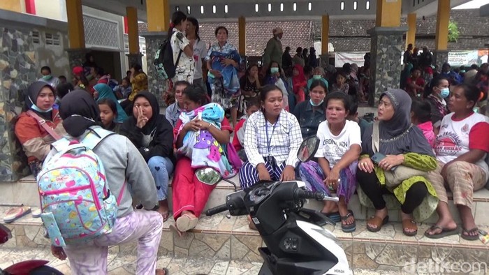 Suasana warga mengungsi dan di pengungsian dampak Erupsi Gunung Semeru