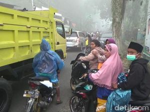 Kepanikan Warga Hindari Semburan Awan Panas Gunung Semeru