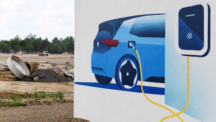 Subsidi Energi Hijau AS bikin Pabrik Mobil Jerman Ketar-ketir Amerika Serikat (AS) mengeluarkan undang-undang baru yang memberikan subsidi besar kepada produsen lokal terkait teknologi hijau. Hal itu membuat industri mobil Jerman mulai ketar-ketir. CEO Northvolt Peter Carlsson mengatakan bahwa di bawah Undang-Undang Pengurangan Inflasi (IRA), Northvolt yang berbasis di Swedia dapat memperoleh hingga 800 juta euro ($836 juta) jika membangun pabrik baterai kendaraan listrik di AS.