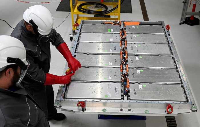 Amerika Serikat (AS) mengeluarkan undang-undang baru yang memberikan subsidi besar kepada produsen lokal terkait teknologi hijau. Hal itu membuat industri mobil Jerman mulai ketar-ketir. CEO Northvolt Peter Carlsson mengatakan bahwa di bawah Undang-Undang Pengurangan Inflasi (IRA), Northvolt yang berbasis di Swedia dapat memperoleh hingga 800 juta euro ($836 juta) jika membangun pabrik baterai kendaraan listrik di AS.