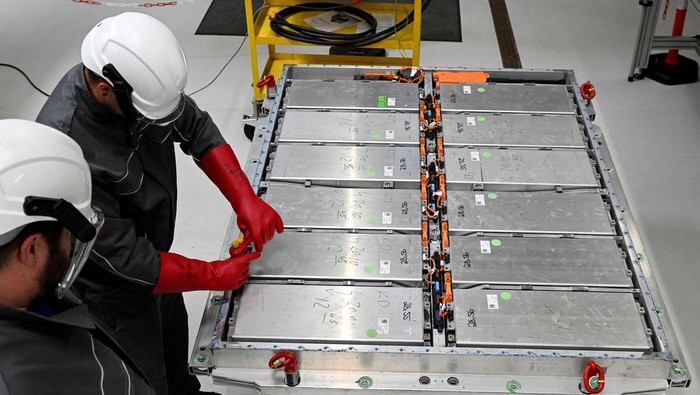 Subsidi Energi Hijau AS bikin Pabrik Mobil Jerman Ketar-ketir Amerika Serikat (AS) mengeluarkan undang-undang baru yang memberikan subsidi besar kepada produsen lokal terkait teknologi hijau. Hal itu membuat industri mobil Jerman mulai ketar-ketir. CEO Northvolt Peter Carlsson mengatakan bahwa di bawah Undang-Undang Pengurangan Inflasi (IRA), Northvolt yang berbasis di Swedia dapat memperoleh hingga 800 juta euro ($836 juta) jika membangun pabrik baterai kendaraan listrik di AS.