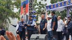 Banyak Relawan Naik untuk Salaman, Panggung Anies Baswedan di Riau Roboh