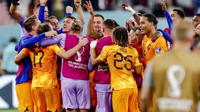 AL-RAYYAN - The players of the Netherlands celebrate the victory against United States in the FIFA World Cup Qatar 2022 round of 16 match between the Netherlands and the United States at the Khalifa International stadium on December 3, 2022 in AL-Rayyan, Qatar. ANP KOEN VAN WEEL (Photo by ANP via Getty Images)