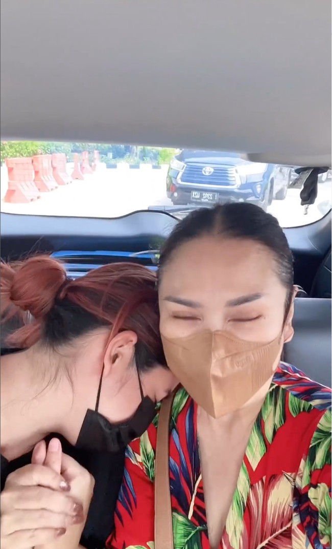 Dalam video singkat yang diunggahnya, Titi mengatakan jika matanya bahkan sampai bengkak karena habis menangis bertemu dengan putri bungsunya yang sudah hampir 2 tahun tak dilihatnya secara langsung. Alhamdulillaaah.. Look who’s here! monmaaf mataku agak bengkak abis nangis ketemu sibungsu, akhirnyaaaaa (setelah hampir 2 tahun gak ketemu) bisa peluk dia lagiii. Aaaaa senangnya yaa Allah, tulis keterangan dalam unggahan tersebut. Foto: Instagram/@ti2dj