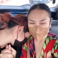 Dalam video singkat yang diunggahnya, Titi mengatakan jika matanya bahkan sampai bengkak karena habis menangis bertemu dengan putri bungsunya yang sudah hampir 2 tahun tak dilihatnya secara langsung. Alhamdulillaaah.. Look who’s here! monmaaf mataku agak bengkak abis nangis ketemu sibungsu, akhirnyaaaaa (setelah hampir 2 tahun gak ketemu) bisa peluk dia lagiii. Aaaaa senangnya yaa Allah, tulis keterangan dalam unggahan tersebut. Foto: Instagram/@ti2dj