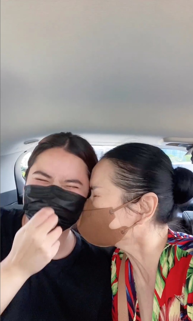 Tak mau menyia-nyiakan kesempatan saat bersama putri bungsunya, Titi pun memperlihatkan rasa kangennya dengan mencium dan terus berdekatan dengan sang anak. Tak hanya Titi, Stephanie juga tampak begitu senang akhirnya bisa kembali bertemu dengan ibunya. Foto: Instagram/@ti2dj