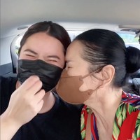 Tak mau menyia-nyiakan kesempatan saat bersama putri bungsunya, Titi pun memperlihatkan rasa kangennya dengan mencium dan terus berdekatan dengan sang anak. Tak hanya Titi, Stephanie juga tampak begitu senang akhirnya bisa kembali bertemu dengan ibunya. Foto: Instagram/@ti2dj