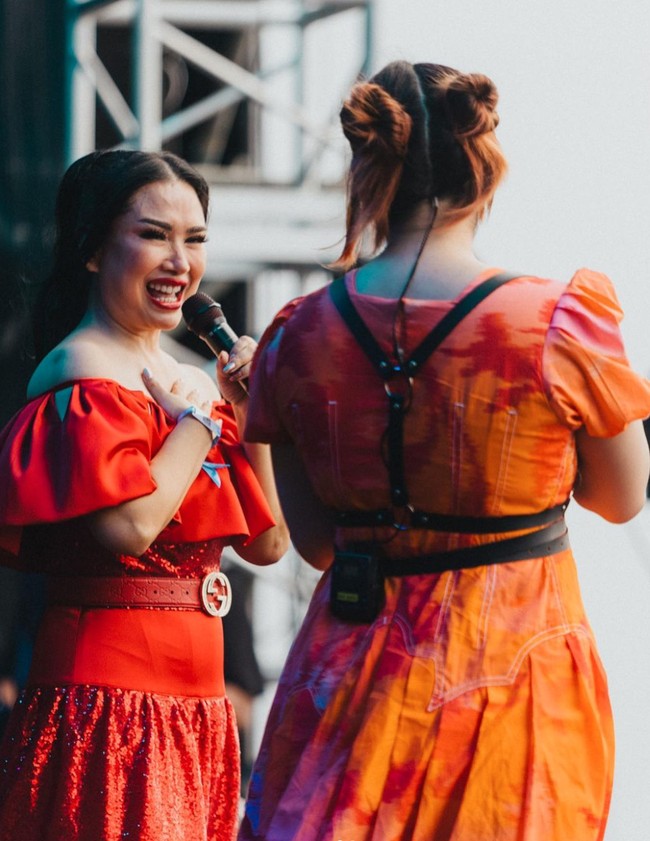 Saat kembali ke Indonesia, Stephanie bersama Titi DJ mendapat kesempatan untuk tampil bersama di konser Head In The Cloud (HITC) Community Park PIK2 pada Sabtu (3/11/2021). Keduanya tampil membawakan lagu Sang Dewi milik Titi DJ. Foto: Instagram/@hitcjakarta