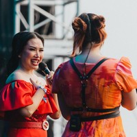 Saat kembali ke Indonesia, Stephanie bersama Titi DJ mendapat kesempatan untuk tampil bersama di konser Head In The Cloud (HITC) Community Park PIK2 pada Sabtu (3/11/2021). Keduanya tampil membawakan lagu Sang Dewi milik Titi DJ. Foto: Instagram/@hitcjakarta
