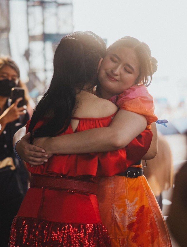 Saat bernyanyi di atas panggung, Titi DJ tampak begitu terharu bisa kembali sepanggung dengan putri yang sudah lama tak ditemuinya. Keduanya pun sempat terlihat berpelukan. Foto: Instagram/@hitcjakarta