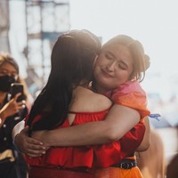 Saat bernyanyi di atas panggung, Titi DJ tampak begitu terharu bisa kembali sepanggung dengan putri yang sudah lama tak ditemuinya. Keduanya pun sempat terlihat berpelukan. Foto: Instagram/@hitcjakarta