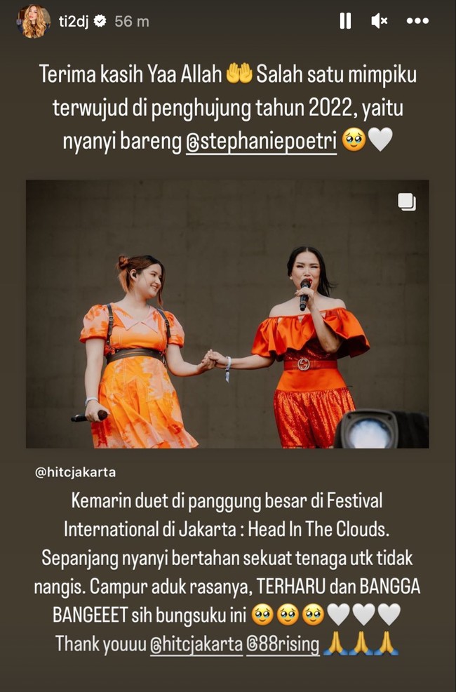 Penampilan Titi DJ saat duet bersama Stephanie Putri juga berhasil membuat para penonton jadi ikut terharu. Pasangan ibu dan anak itu tampak begitu kompak bernyanyi bersama. Foto: Instagram/@ti2dj