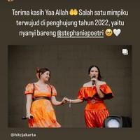 Penampilan Titi DJ saat duet bersama Stephanie Putri juga berhasil membuat para penonton jadi ikut terharu. Pasangan ibu dan anak itu tampak begitu kompak bernyanyi bersama. Foto: Instagram/@ti2dj