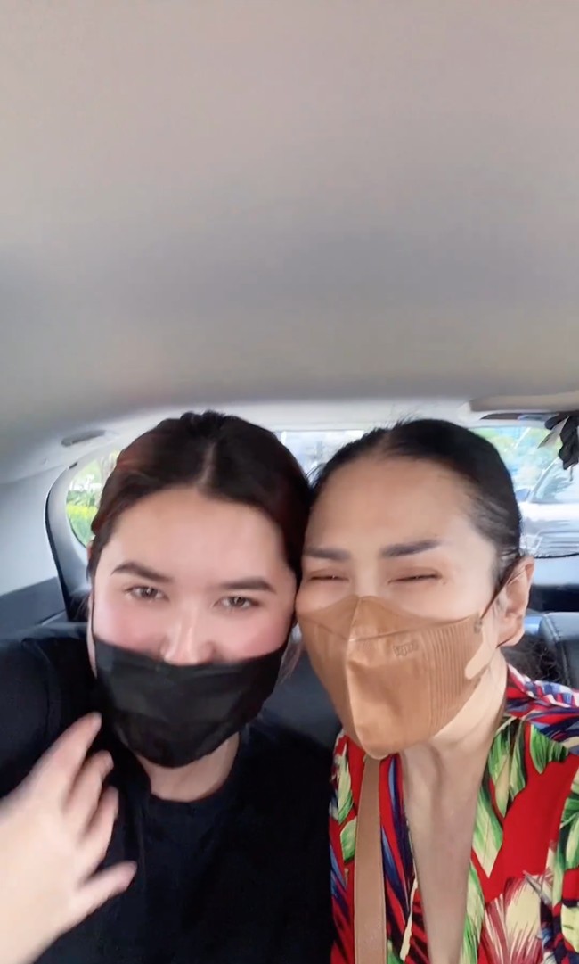 Putri Titi DJ, Stephanie Poetri akhirnya kembali pulang ke Indonesia. Setelah 2 tahun tak bertemu, Titi DJ pun sampai dibuat menangis terharu saat bertemu sang putri. Momen haru pertemuannya dengan sang putri itu kemudian diunggah Titi ke akun Instagram pribadinya. Foto: Instagram/@ti2dj