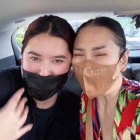 Putri Titi DJ, Stephanie Poetri akhirnya kembali pulang ke Indonesia. Setelah 2 tahun tak bertemu, Titi DJ pun sampai dibuat menangis terharu saat bertemu sang putri. Momen haru pertemuannya dengan sang putri itu kemudian diunggah Titi ke akun Instagram pribadinya. Foto: Instagram/@ti2dj