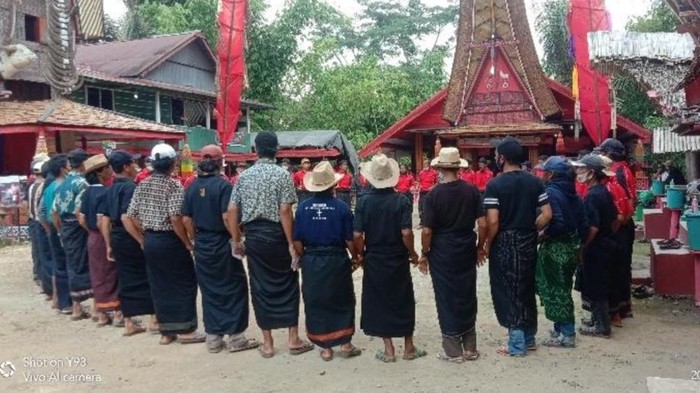 Tari Ma’badong merupakan tarian kedukaan suku Toraja yang merupakan bagian dari ritual Badong dalam Upacara Rambu Solo’.