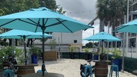 Meskipun pelanggan tidak bisa bersantap di dalam ruangan, mereka bisa menikmati BBQ di area luar teras mereka. Adapun meja dengan payung untuk menghindari teriknya matahari. Foto: onlyinyourstate.com