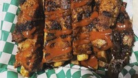 Restoran BBQ ini menawarkan beberapa macam menu. Salah satunya daging iga panggang dikenal empuk dan mudah lepas dari tulangnya. Foto: onlyinyourstate.com